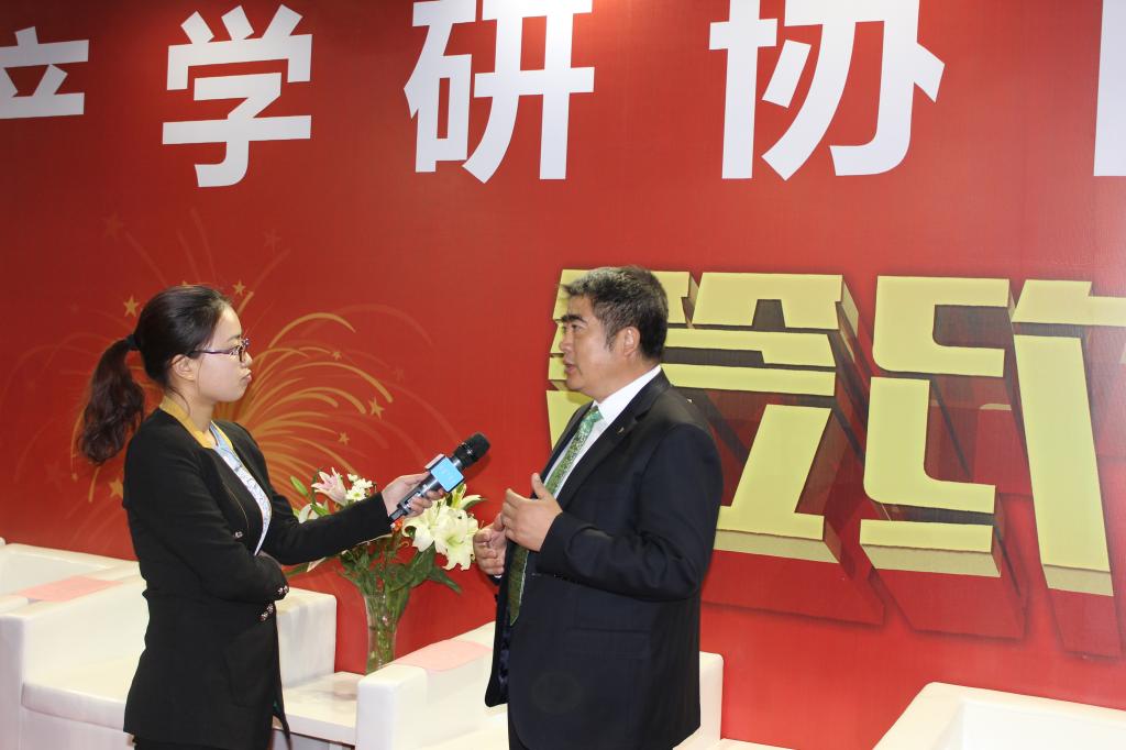 额尔敦书记接受记者采访