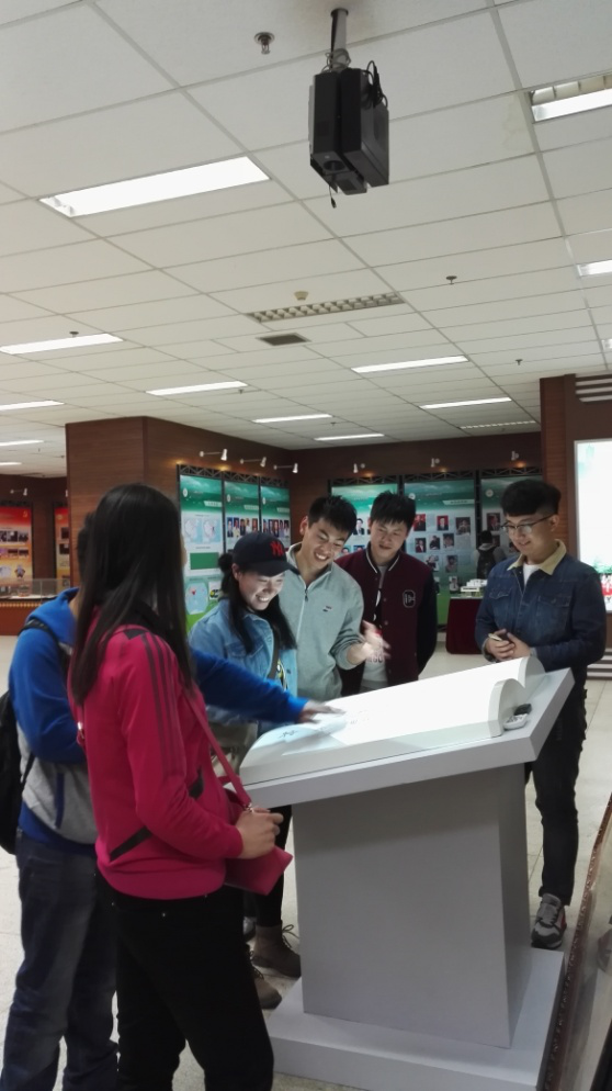 图为同学们体验电子翻书