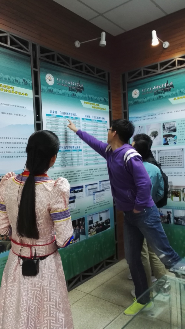 图为讲解员为大家讲解学校的师资队伍