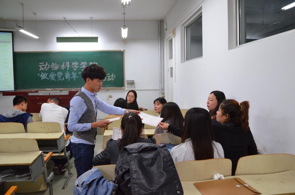 白音塔拉老师颁发党课结业证书 动科院记者 张佳 摄