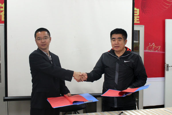 额书记与王辉经理签订校企合作意向书
