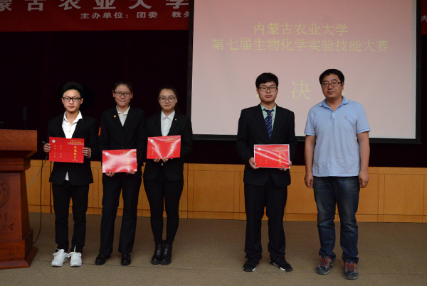 老师与获奖选手合影留恋 动科院记者 蒋冬莉 摄